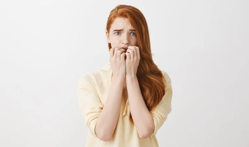 девушка испытывает паранойю